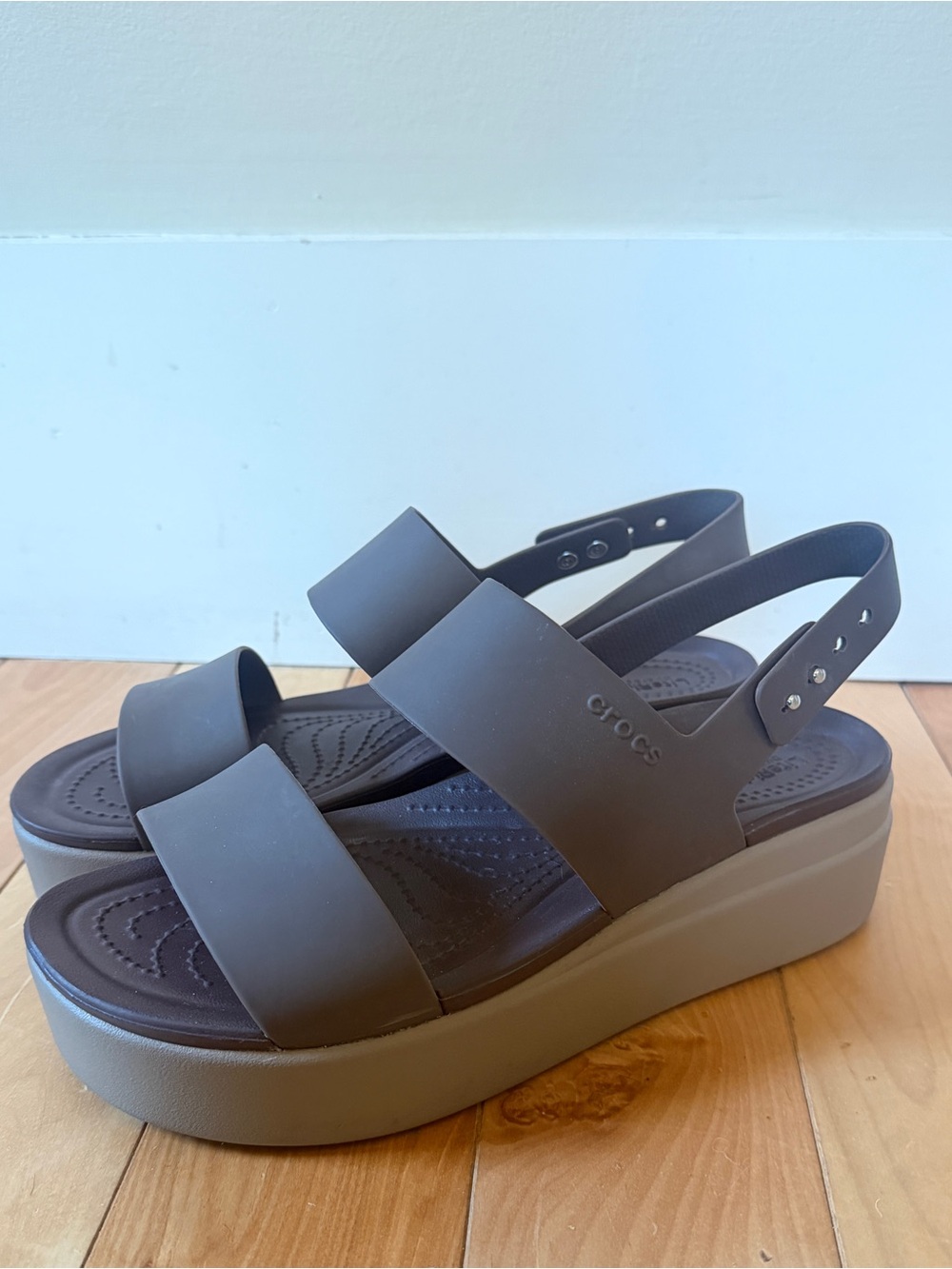 Croc’s Brooklyn Low Wedge Sandal—Size 8